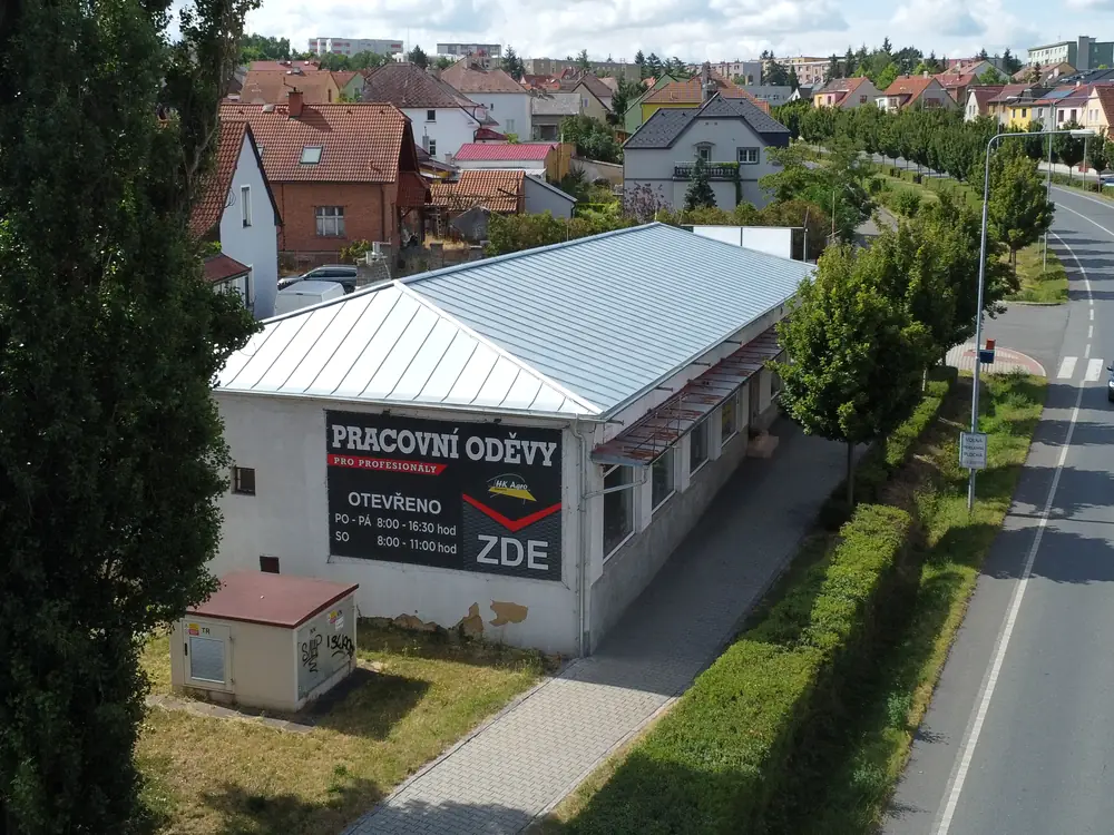 Budova prodejny Pracovní oděvy HK Agro od hlavní silnice
